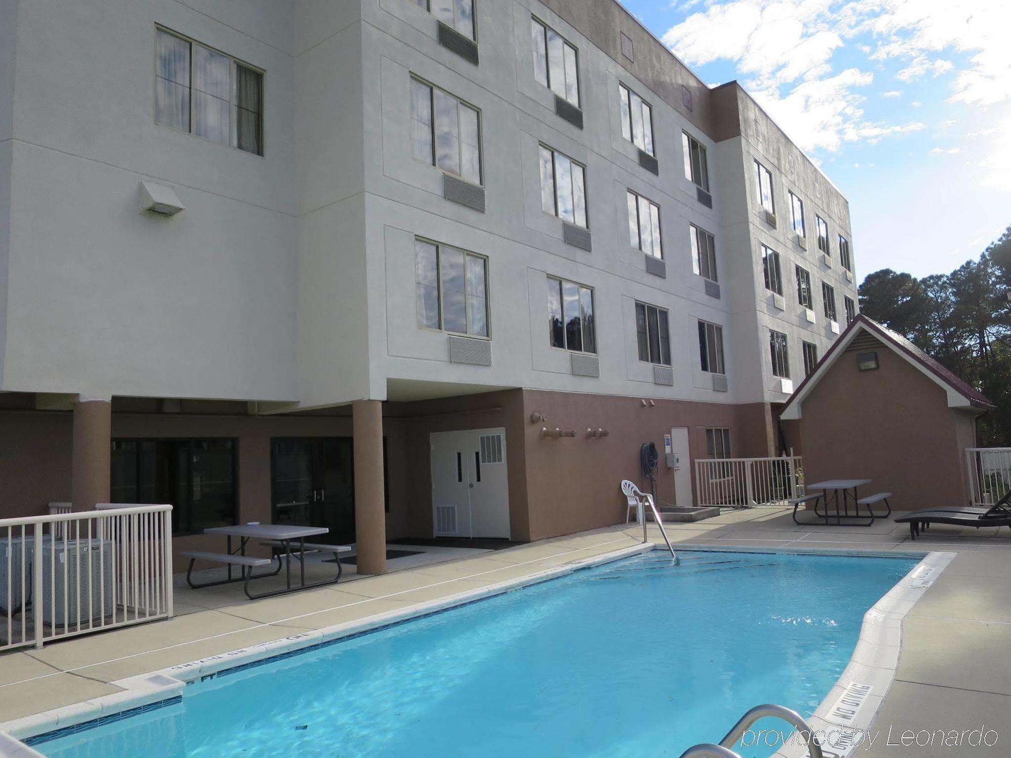 Red Roof Inn & Suites Fayetteville-Fort Bragg Exteriér fotografie